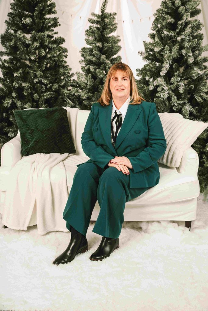 Frau im grünen Anzug sitzend