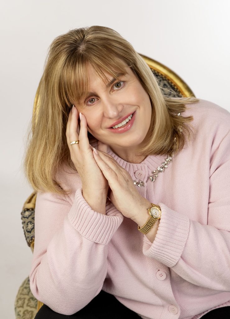 Lächelnde Frau in rosa Pullover