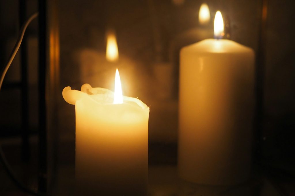 eine Gruppe brennender Kerzen
